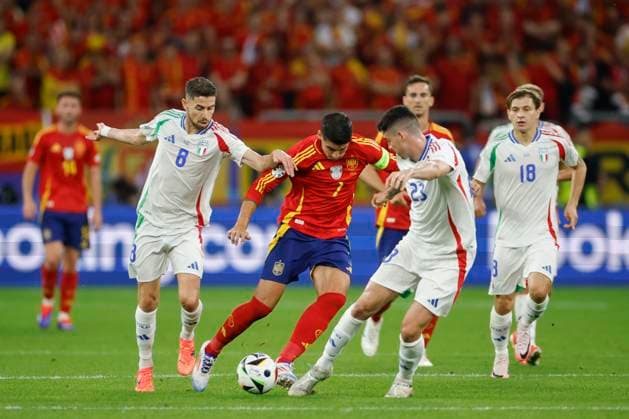 Spain s RAlvaro Morata (C) in action against Italy s Alessandor Bastoni (R) and Jorginho (L) during the UEFA EURO, EM, Europameisterschaft,Fussball 2024 group B soccer match between Spain and Italy, in Gelsenkirchen, Germany, 20 June 2024. UEFA EURO 2024 - Group B: Spain vs. Italy !ACHTUNG: NUR REDAKTIONELLE NUTZUNG!  Copyright: xAlbertoxEstevezx GRAF4262 20240620-55013931099_1