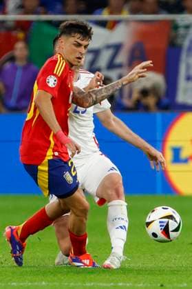 Spain s Pedri (L) in action against Italy s Alessandro Bastoni (R) during the UEFA EURO, EM, Europameisterschaft,Fussball 2024 group B soccer match between Spain and Italy, in Gelsenkirchen, Germany, 20 June 2024. UEFA EURO 2024 - Group B: Spain vs. Italy !ACHTUNG: NUR REDAKTIONELLE NUTZUNG!  Copyright: xJ.J.xGuillenx GRAF4263 20240620-55013931112_1