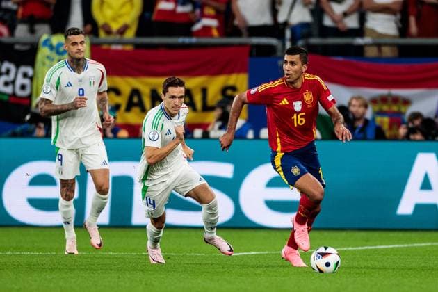 UEFA EURO 2024 Spain Italy 20 06 2024 duel Federico Chiesa Italy, 14 , Rodri Spain, 16 UEFA EURO 2024 Spain Italy Stadion AufSchalke, Gelsenkirchen on 20 06 2024 Copyright: xBEAUTIFULxSPORTS Meuselx