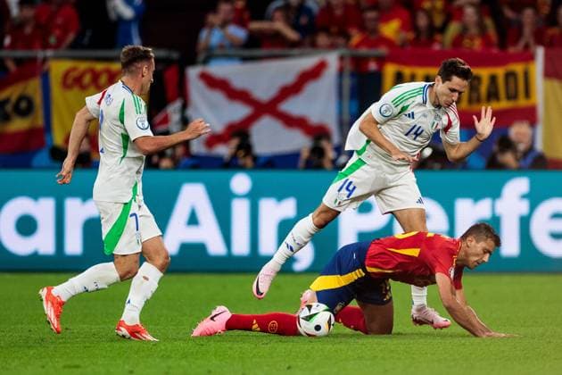 UEFA EURO 2024 Spain Italy 20 06 2024 duel Federico Chiesa Italy, 14 , Rodri Spain, 16 UEFA EURO 2024 Spain Italy Stadion AufSchalke, Gelsenkirchen on 20 06 2024 Copyright: xBEAUTIFULxSPORTS Meuselx