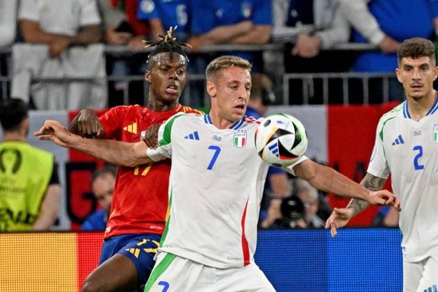 20 06 2024, xjhx, European Football Championship 2024, Spain Italy emspor, v l Nicholas Williams Arthuer Jr Spain Davide Frattesi Italy duel, action, action, battle for the ball UEFA REGULATIONS PROHIBIT ANY USE OF PHOTOGRAPHS as IMAGE SEQUENCES and or QUASI VIDEO Gelsenkirchen