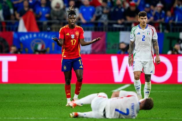 240620 Nicholas Williams of Spain reacts towards Davide Frattesi of Italy during the UEFA Euro 2024 Football Championship match between Spain and Italy on June 20, 2024 in Gelsenkirchen Photo Jesper Zerman BILDBYRAN kod JZ JZ0544 fotboll football soccer fotballs em europamästerskap em uefa euro uefa european football championship euro 2024 spanien spain italy bbeng  Copyright: JESPERxZERMAN BB240620JZ090