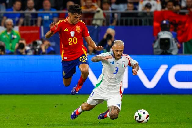Spain s Pedri (L) in action against Italy s Federico Dimarco (R) during the UEFA EURO, EM, Europameisterschaft,Fussball 2024 group B soccer match between Spain and Italy, in Gelsenkirchen, Germany, 20 June 2024. UEFA EURO 2024 - Group B: Spain vs. Italy !ACHTUNG: NUR REDAKTIONELLE NUTZUNG!  Copyright: xJxJxGuillenx GRAF4272 20240620-55013931143_1