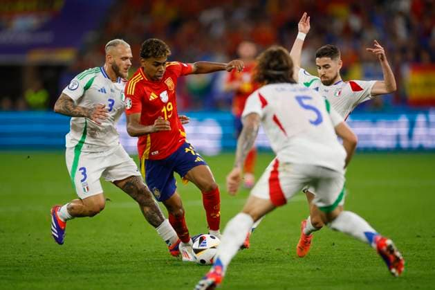 Spain s Lamine Yamal (C) in action during the UEFA EURO, EM, Europameisterschaft,Fussball 2024 group B soccer match between Spain and Italy, in Gelsenkirchen, Germany, 20 June 2024. UEFA EURO 2024 - Group B: Spain vs. Italy !ACHTUNG: NUR REDAKTIONELLE NUTZUNG!  Copyright: xAlbertoxEstevezx GRAF4267 20240620-55013931146_1