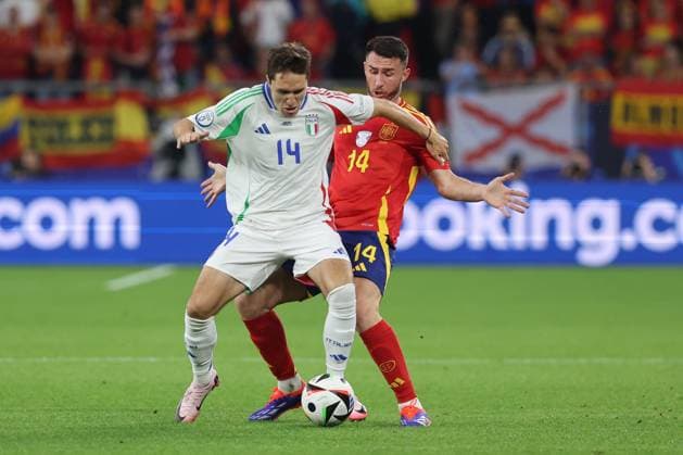 Gelsenkirchen, Germany 20.06.2024: Federico Chiesa of Italy, Aymeric Laporte of Spain during the UEFA EURO, EM, Europameisterschaft,Fussball 2024 group stage B football match between Spain vs Italy at Veltins Arena stadium in Gelsenkirchen.  Copyright: xx xx IPA_Agency_IPA47319816