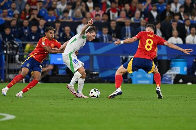 240620 EURO2024 SPAIN VS ITALY Lamine Yamal (19) of Spain and Fabian Ruiz (8) of Spain fighting for the ball with Nicolo Barella (18) of Italy during a soccer game between the national teams of Spain and Italy on the 2nd matchday in Group B in the group stage of the UEFA EURO, EM, Europameisterschaft,Fussball 2024 tournament , on Thursday 20 June 2024 in Gelsenkirchen , Germany . PHOTO SPORTPIX David Catry GELSENKIRCHEN GERMANY  Copyright: xx 465581