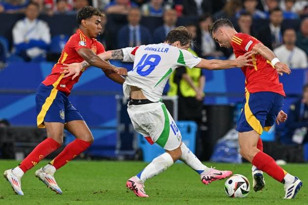 240620 EURO2024 SPAIN VS ITALY Lamine Yamal (19) of Spain and Fabian Ruiz (8) of Spain fighting for the ball with Nicolo Barella (18) of Italy during a soccer game between the national teams of Spain and Italy on the 2nd matchday in Group B in the group stage of the UEFA EURO, EM, Europameisterschaft,Fussball 2024 tournament , on Thursday 20 June 2024 in Gelsenkirchen , Germany . PHOTO SPORTPIX David Catry GELSENKIRCHEN GERMANY  Copyright: xx 465582