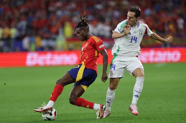 Gelsenkirchen, Germany 20.06.2024: Nico Williams of Spain, Federico Chiesa of Italy during the UEFA EURO, EM, Europameisterschaft,Fussball 2024 group stage B football match between Spain vs Italy at Veltins Arena stadium in Gelsenkirchen.  Copyright: xx xx IPA_Agency_IPA47319882