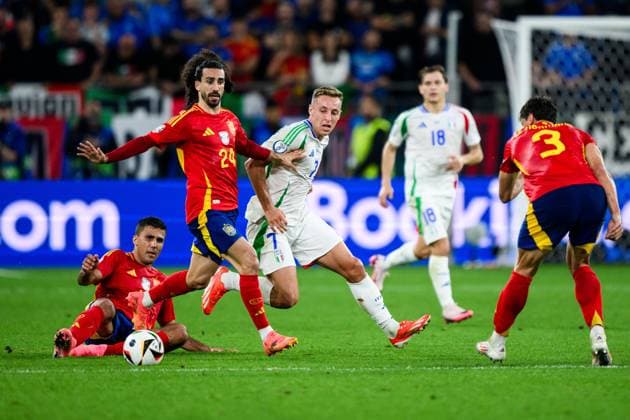 240620 Robin Aime Le Normand Mainfray and Marc Cucurella of Spain against Davide Frattesi of Italy during the UEFA Euro 2024 Football Championship match between Spain and Italy on June 20, 2024 in Gelsenkirchen Photo Jesper Zerman BILDBYRAN kod JZ JZ0544 fotboll football soccer fotballs em europamästerskap em uefa euro uefa european football championship euro 2024 spanien spain italy bbeng  Copyright: JESPERxZERMAN BB240620JZ097