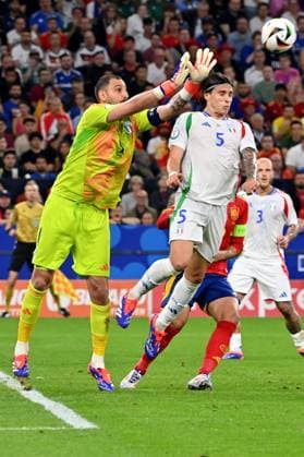 20 06 2024, xjrdrx, European Football Championship 2024, Spain Italy emspor, v l Gianluigi Donnaruma Italy Riccardo Calafiori Italy DFL DFB REGULATIONS PROHIBIT ANY USE OF PHOTOGRAPHS as IMAGE SEQUENCES and or QUASI VIDEO Gelsenkirchen