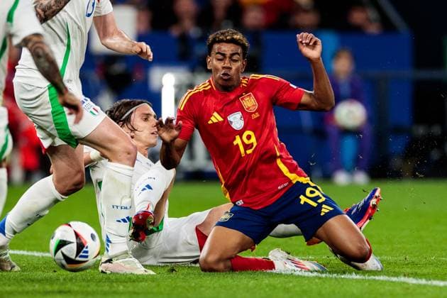 UEFA EURO 2024 Spain Italy 20 06 2024 duel Riccardo Calafiori Italy, 5 , Lamine Yamal Spain, 19 UEFA EURO 2024 Spain Italy Stadion AufSchalke, Gelsenkirchen on 20 06 2024 Copyright: xBEAUTIFULxSPORTS Meuselx