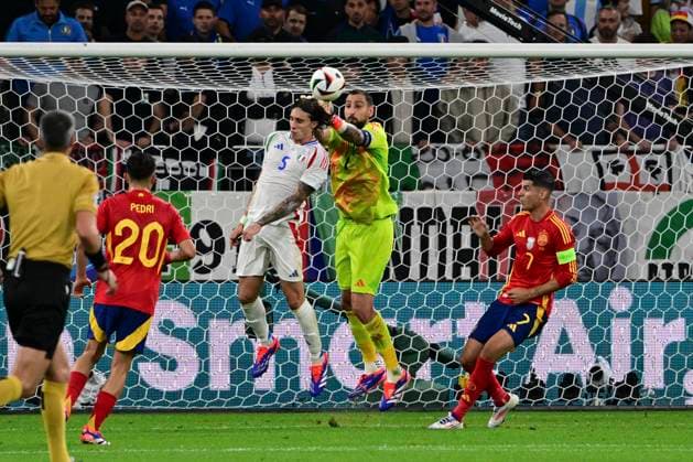 Riccardo Calafiori 5 Italy and Gianluigi Donnarumma 1 Italy , Spain vs Italy, Football, UEFA Euro 2024, Group stage, Matchday 2, 20 06 2024 Gelsenkirchen Nordrhein Westfalen Germany Copyright: xkolbert-press MarcxNiemeyerx