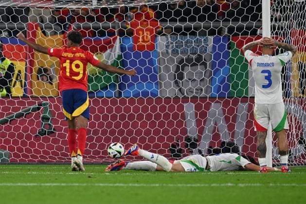 240620 EURO2024 SPAIN VS ITALY Riccardo Calafiori (5) of Italy scores an own goal during a soccer game between the national teams of Spain and Italy on the 2nd matchday in Group B in the group stage of the UEFA EURO, EM, Europameisterschaft,Fussball 2024 tournament , on Thursday 20 June 2024 in Gelsenkirchen , Germany . PHOTO SPORTPIX David Catry GELSENKIRCHEN GERMANY  Copyright: xx 465624