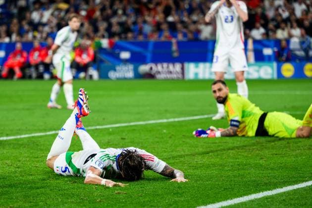 240620 Riccardo Calafiori of Italy looks dejected after 1 0 during the UEFA Euro 2024 Football Championship match between Spain and Italy on June 20, 2024 in Gelsenkirchen Photo Jesper Zerman BILDBYRAN kod JZ JZ0544 fotboll football soccer fotballs em europamästerskap em uefa euro uefa european football championship euro 2024 spanien spain italy bbeng depp  Copyright: JESPERxZERMAN BB240620JZ114