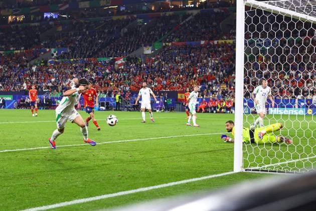 Spanien gegen Italien 20. Juni 2024, Gelsenkirchen UEFA EURO Gruppe B Spanien gegen Italien Riccardo Calafiori von Italien erzielt ein Eigentor, das zum ersten spanischen Tor führt Foto Charlotte Wilson Abseits Gelsenkirchen Deutschland  Copyright: xCharlottexWilsonx xOffsidexOffside