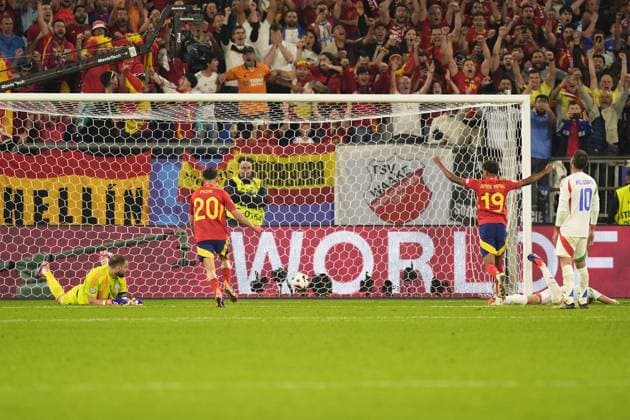Italy s Riccardo Calafiori own goal for the 1-0 Spain during the Euro 2024 soccer match between Spain and Italy at the Veltins Arena Stadion, Gelsenkirchen, Germany - Thursday 20, June 2024. - Soccer.  Copyright: xFabioxFerrari LaPressex