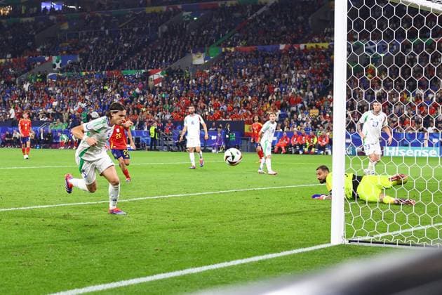 Spanien gegen Italien 20. Juni 2024, Gelsenkirchen UEFA EURO Gruppe B Spanien gegen Italien Riccardo Calafiori von Italien erzielt ein Eigentor, das zum ersten spanischen Tor führt Foto Charlotte Wilson Abseits Gelsenkirchen Deutschland  Copyright: xCharlottexWilsonx xOffsidexOffside