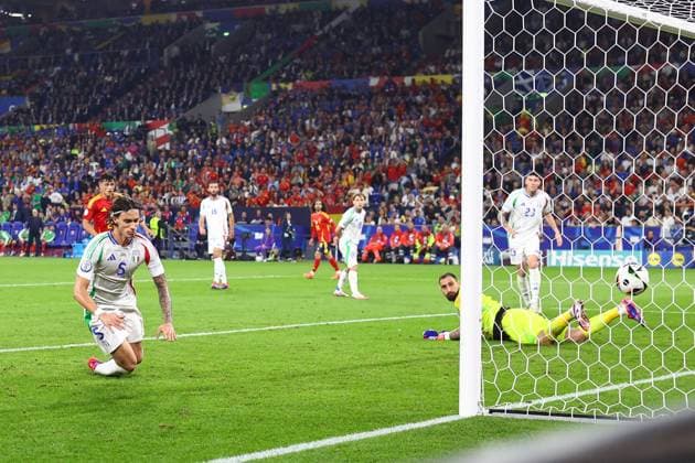Spanien gegen Italien 20. Juni 2024, Gelsenkirchen UEFA EURO Gruppe B Spanien gegen Italien Riccardo Calafiori von Italien erzielt ein Eigentor, das zum ersten spanischen Tor führt Foto Charlotte Wilson Abseits Gelsenkirchen Deutschland  Copyright: xCharlottexWilsonx xOffsidexOffside