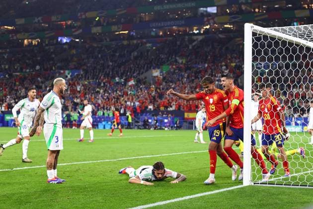 Spanien gegen Italien 20. Juni 2024, Gelsenkirchen UEFA EURO Gruppe B Spanien gegen Italien Lamine Yamal (Spanien) und Alvaro Morata (Spanien) feiern ihr erstes Tor, während Riccardo Calafiori (Italien) niedergeschlagen am Boden liegt Foto Charlotte Wilson Abseits Gelsenkirchen Deutschland  Copyright: xCharlottexWilsonx xOffsidexOffside