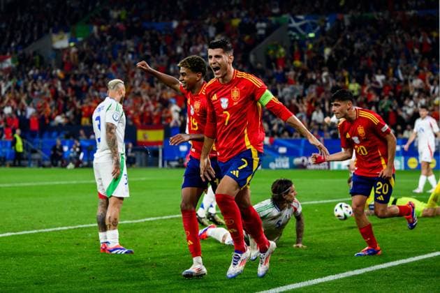 240620 Lamine Yamal and Alvaro Morata of Spain celebrate after 1 0 during the UEFA Euro 2024 Football Championship match between Spain and Italy on June 20, 2024 in Gelsenkirchen Photo Jesper Zerman BILDBYRAN kod JZ JZ0544 fotboll football soccer fotballs em europamästerskap em uefa euro uefa european football championship euro 2024 spanien spain italy bbeng jubel  Copyright: JESPERxZERMAN BB240620JZ116