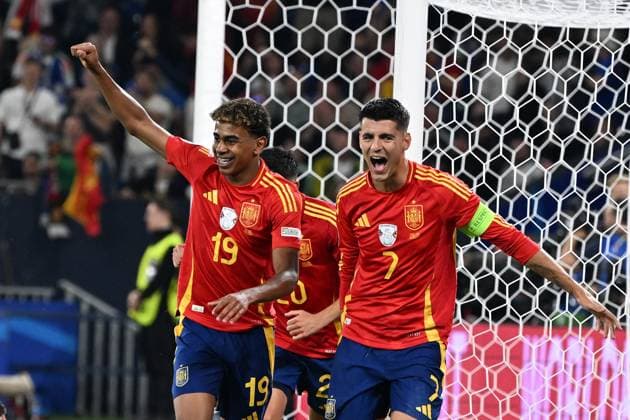 20 06 2024, xjhx, European Football Championship 2024, Spain Italy emspor, v l Goal celebration after the goal celebrating the goal celebrate own goal to 1 0 by Riccardo Calafiori Italy DFL DFB REGULATIONS PROHIBIT ANY USE OF PHOTOGRAPHS as IMAGE SEQUENCES and or QUASI VIDEO Gelsenkirchen