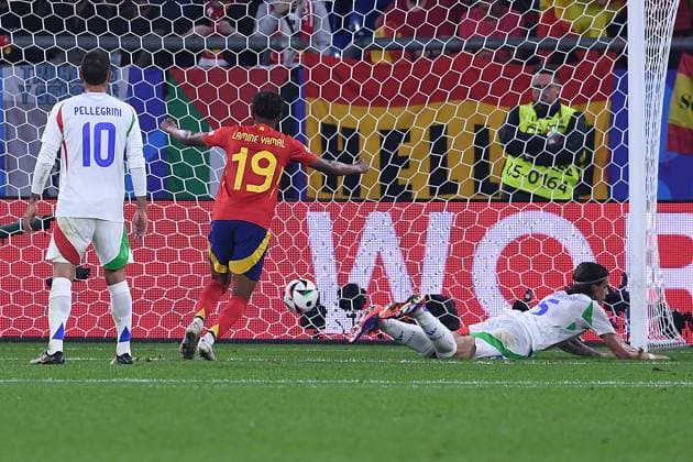 Soccer UEFA EURO 2024 Group Stage 2 Matchday Spain Italy on 20 06 2024 at Arena AufSchalke in Gelsenkirchen Goal Goal Own goal for 1 0 by Riccardo Calafiori Italy xRx