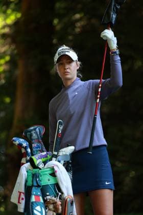 KPMG Women s PGA, Golf Herren Nelly Korda of the United States pulls a club from her bag as she prepares to tee off on16th hole during Day One of the KPMG Women s PGA Championship at Sahalee Country Club in Sammamish, Washington, USA, on Thursday, June 20, 2024. Sammamish Washington United States  Copyright: xJorgexLemusx originalFilename:lemus-kpmgwome240620_npdjV.jpg