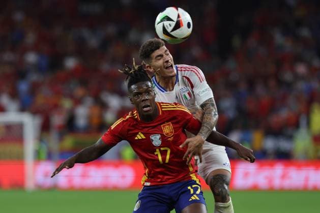 UEFA EURO, EM, Europameisterschaft,Fussball 2024: Spain vs Italy at Veltins Arena stadium in Gelsenkirchen. Gelsenkirchen, Germany 20.06.2024: Nico Williams of Spain, Giovanni Di Lorenzo of Italy during the UEFA EURO 2024 group stage B football match between Spain vs Italy at Veltins Arena stadium in Gelsenkirchen. Gelsenkirchen Veltins Arena Germany Germany Copyright: xmarcoxiacobucci
