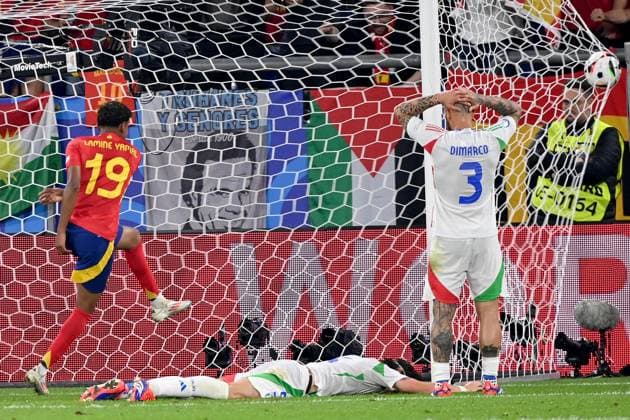 20 06 2024, xjrdrx, Football EM 2024, Spain Italy emspor, v l goal celebration after the goal to celebrate the goal celebrate 1 0 at Lamine Yamal Nasraoui Ebana Spain own goal by Riccardo Calafiori Italy DFL DFB REGULATIONS PROHIBIT ANY USE OF PHOTOGRAPHS as IMAGE SEQUENCES and or QUASI VIDEO Gelsenkirchen