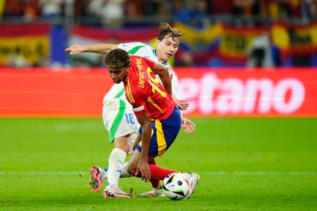Spain v Italy: Group B - UEFA EURO, EM, Europameisterschaft,Fussball 2024 Lamine Yamal right winger of Spain and FC Barcelona, Barca and Nicolo Barella central midfield of Italy and Inter Milan compete for the ball during the UEFA EURO 2024 group stage match between Spain and Italy at Arena AufSchalke on June 20, 2024 in Gelsenkirchen, Germany. Gelsenkirchen Germany  Copyright: xJosexBretonx originalFilename:breton-spainvit240620_npuaz.jpg