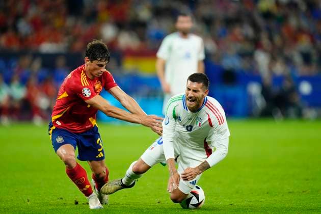 Spain v Italy: Group B - UEFA EURO, EM, Europameisterschaft,Fussball 2024 Robin Le Normand centre-back of Spain and Real Sociedad and Lorenzo Pellegrini attacking midfield of Italy and AS Roma compete for the ball during the UEFA EURO 2024 group stage match between Spain and Italy at Arena AufSchalke on June 20, 2024 in Gelsenkirchen, Germany. Gelsenkirchen Germany  Copyright: xJosexBretonx originalFilename:breton-spainvit240620_np7rz.jpg