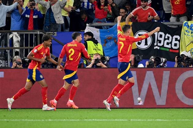 20 06 2024, xjrdrx, European Football Championship 2024, Spain Italy emspor, v l goal celebration after the goal to celebrate the goal celebrate 1 0 own goal by Riccardo Calafiori Italy DFL DFB REGULATIONS PROHIBIT ANY USE OF PHOTOGRAPHS as IMAGE SEQUENCES and or QUASI VIDEO Gelsenkirchen