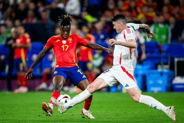 240620 Nicholas Williams of Spain and Alessandro Bastoni of Italy during the UEFA Euro 2024 Football Championship match between Spain and Italy on June 20, 2024 in Gelsenkirchen Photo Jesper Zerman BILDBYRAN kod JZ JZ0544 fotboll football soccer fotballs em europamästerskap em uefa euro uefa european football championship euro 2024 spanien spain italy bbeng  Copyright: JESPERxZERMAN BB240620JZ149