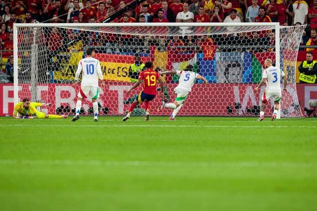 UEFA EURO 2024 Spain Italy 20 06 2024 Riccardo Calafiori Italy, 5 scores the own goal for 1 0 UEFA EURO 2024 Spain Italy Stadion AufSchalke, Gelsenkirchen on 20 06 2024 Copyright: xBEAUTIFULxSPORTS Meuselx