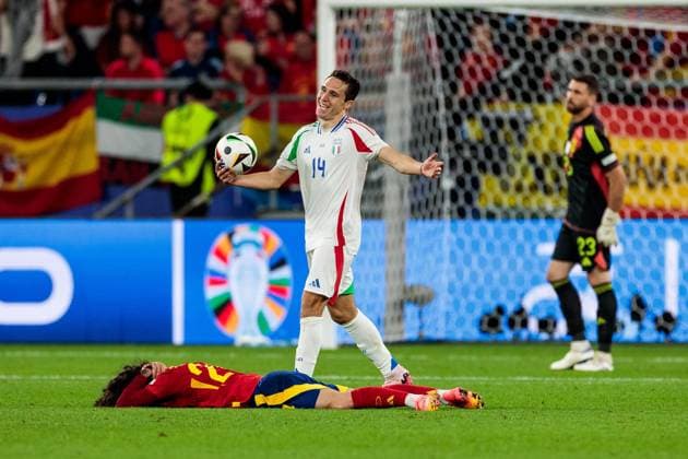 UEFA EURO 2024 Spain Italy 20 06 2024 Federico Chiesa Italy, 14 gestures with ball in hand, Marc Cucurella Spain, 24 on the ground UEFA EURO 2024 Spain Italy Stadion AufSchalke, Gelsenkirchen on 20 06 2024 Copyright: xBEAUTIFULxSPORTS Meuselx