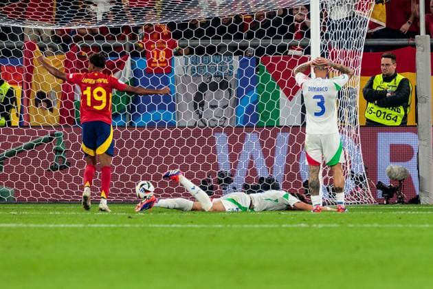 UEFA EURO 2024 Spain Italy 20 06 2024 Riccardo Calafiori Italy, 5 scores the own goal to make it 1 0, Spain cheers, Federico Dimarco Italy, 3 puts his hands over his head UEFA EURO 2024 Spain Italy Stadion AufSchalke, Gelsenkirchen on 20 06 2024 Copyright: xBEAUTIFULxSPORTS Meuselx