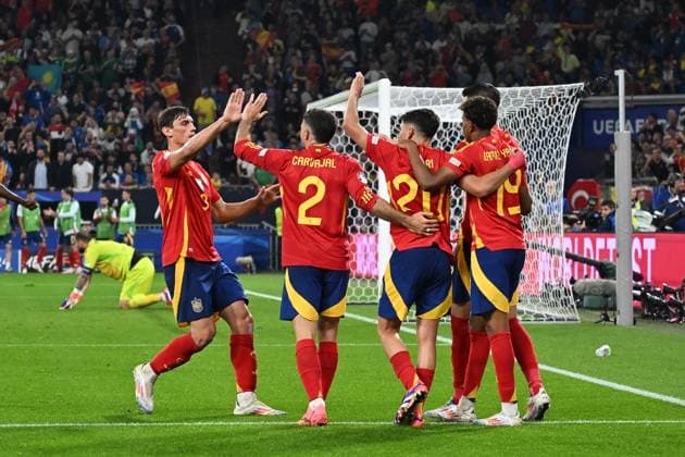 20 06 2024, xjhx, European Football Championship 2024, Spain Italy emspor, v l goal celebration after the goal to celebrate the goal celebrate 1 0 own goal by Riccardo Calafiori Italy DFL DFB REGULATIONS PROHIBIT ANY USE OF PHOTOGRAPHS as IMAGE SEQUENCES and or QUASI VIDEO Gelsenkirchen