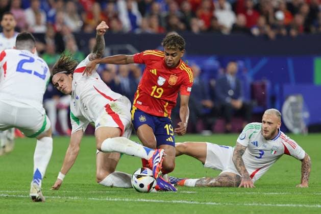 UEFA European Football Championship - UEFA EURO, EM, Europameisterschaft,Fussball 2024 - Spain vs Italy Gelsenkirchen, Germany 20.06.2024: Riccardo Calafiori of Italy, Lamine Yamal of Spain , Federico Dimarco of Italy during the UEFA EURO 2024 group stage B football match between Spain vs Italy at Veltins Arena stadium in Gelsenkirchen. Gelsenkirchen Germany  Copyright: xIPAxSport ABACAx