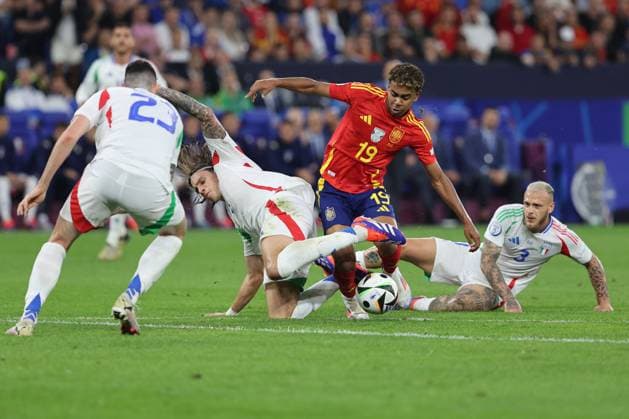 UEFA European Football Championship - UEFA EURO, EM, Europameisterschaft,Fussball 2024 - Spain vs Italy Gelsenkirchen, Germany 20.06.2024: Riccardo Calafiori of Italy, Lamine Yamal of Spain , Federico Dimarco of Italy during the UEFA EURO 2024 group stage B football match between Spain vs Italy at Veltins Arena stadium in Gelsenkirchen. Gelsenkirchen Germany  Copyright: xIPAxSport ABACAx