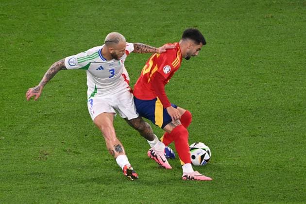 GELSENKIRCHEN - (l-r) Federico Dimarco of Italy, Alex Baena of Spain during the UEFA EURO, EM, Europameisterschaft,Fussball 2024 group B match between Spain and Italy at the Arena AufSchalke on June 20, 2024 in Gelsenkirchen, Germany. ANP Hollandse Hoogte UEFA EURO 2024 2024 xVIxANPxSportx xGerritxvanxKeulenxIVx 501615860 originalFilename: 501615860.jpg