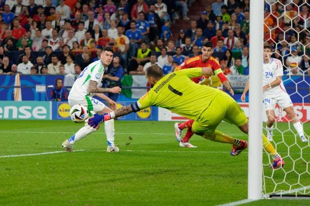 Gelsenkirchen: Gianluigi Donnarumma of Italy during UEFA EURO, EM, Europameisterschaft,Fussball 2024 - Spain vs Italy, UEFA European Football Championship in Gelsenkirchen, Germany, June 20 2024 UEFA European Football Championship - UEFA Euro 2024 - Spain vs Italy  - ZUMAp169 20240620_zsa_p169_320 Copyright: xIPAx
