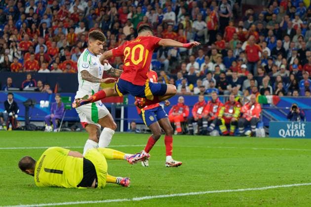 Gelsenkirchen: Pedri of Spain in action against Gianluigi Donnarumma of Italy during UEFA EURO, EM, Europameisterschaft,Fussball 2024 - Spain vs Italy, UEFA European Football Championship in Gelsenkirchen, Germany, June 20 2024 UEFA European Football Championship - UEFA Euro 2024 - Spain vs Italy  - ZUMAp169 20240620_zsa_p169_335 Copyright: xIPAx