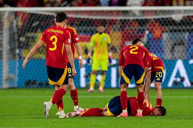 UEFA EURO 2024 Spain Italy 20 06 2024 Rodri Spain, 16 on the ground, his teammates look after him UEFA EURO 2024 Spain Italy Stadion AufSchalke, Gelsenkirchen on 20 06 2024 Copyright: xBEAUTIFULxSPORTS Meuselx