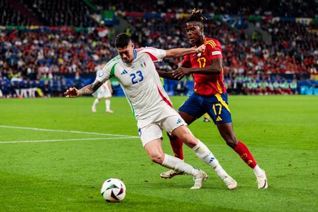 UEFA EURO 2024 Spain Italy 20 06 2024 duel Alessandro Bastoni Italy, 23 , Nico Williams Spain, 17 UEFA EURO 2024 Spain Italy Stadion AufSchalke, Gelsenkirchen on 20 06 2024 Copyright: xBEAUTIFULxSPORTS Meuselx