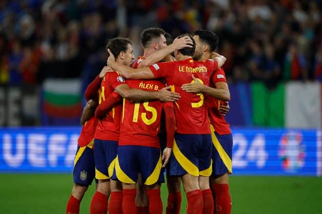 Spain s players celebrate their victory following the UEFA EURO, EM, Europameisterschaft,Fussball 2024 group B soccer match between Spain and Italy, in Gelsenkirchen, Germany, 20 June 2024. UEFA EURO 2024 - Group B: Spain vs. Italy !ACHTUNG: NUR REDAKTIONELLE NUTZUNG!  Copyright: xAlbertoxEstevezx GRAF4405 20240620-55013931951_1