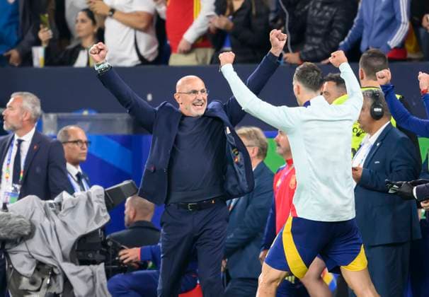 Final cheer coach Luis DE LA FUENTE ESP preliminary round 2 match day, group B, match M16, Spain ESP Italy ITA 1 0, on 20 06 2024 in Gelsenkirchen Germany European Football Championship 2024 from 14 06 14 07 2024 in Germany Â