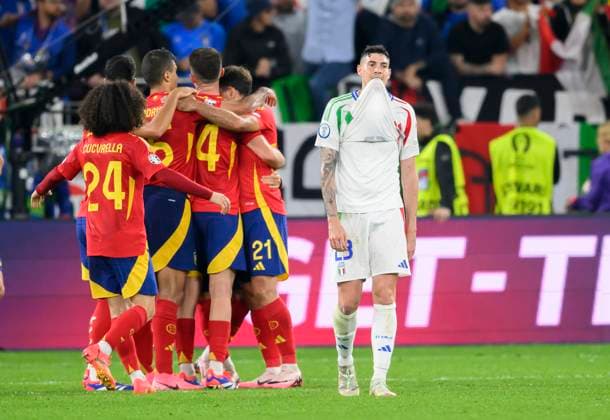 Alessandro BASTOPNI ITA disappointed after the match, in the background the players of ESP celebrate Preliminary Round 2 Matchday, Group B, Match M16, Spain ESP Italy ITA 1 0, on 20 06 2024 in Gelsenkirchen Germany European Football Championship 2024 from 14 06 14 07 2024 in Germany Â