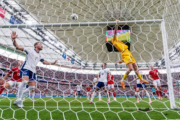 240620 Harry Kane and goalkeeper Jordan Pickford of England during the UEFA Euro 2024 Football Championship match between Denmark and England on June 20, 2024 in Frankfurt Photo Mathias Bergeld BILDBYRAN kod MB MB0939 fotboll football soccer fotballs em europamästerskap em uefa euro uefa european football championship euro 2024 danmark denmark england bbeng  Copyright: MATHIASxBERGELD BB240620MB255
