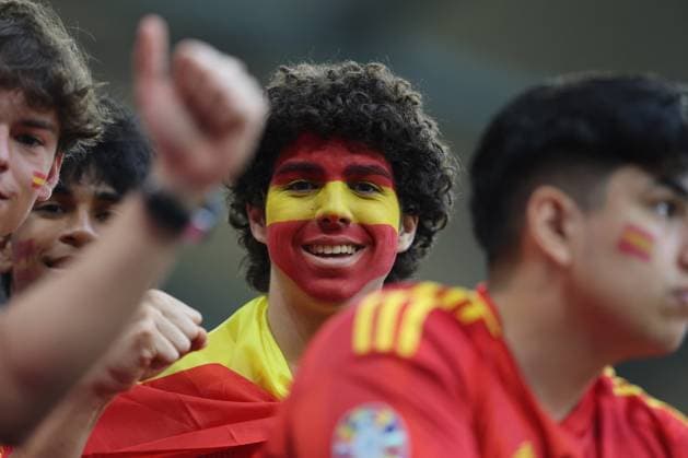 UEFA EURO, EM, Europameisterschaft,Fussball 2024: Spain vs Italy at Veltins Arena stadium in Gelsenkirchen. Gelsenkirchen, Germany 20.06.2024: The colors of the Spanish and Italian fans in the stands before the UEFA EURO 2024 group stage B football match between Spain vs Italy at Veltins Arena stadium in Gelsenkirchen. Gelsenkirchen Germany Germany  Copyright: xIPAxSport ABACAx