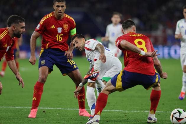 UEFA European Football Championship - UEFA EURO, EM, Europameisterschaft,Fussball 2024 - Spain vs Italy Gelsenkirchen, Germany 20.06.2024: Rodri of Spain, Mattia Zaccagni of Italy, Fabian Ruiz of Spain during the UEFA EURO 2024 group stage B football match between Spain vs Italy at Veltins Arena stadium in Gelsenkirchen. Gelsenkirchen Germany  Copyright: xIPAxSport ABACAx